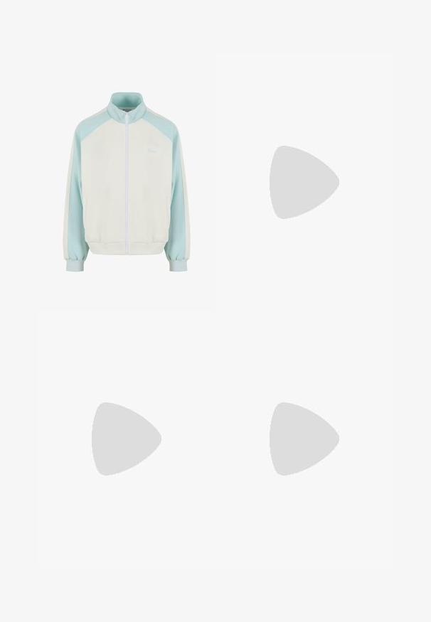 Lysfarvet, lynlåsjakke med høj krave. Har bløde blå ærmer og detaljer, ribbede manchetter og to sidelommer.; Hvid langærmet t-shirt med rund halsudskæring, et afslappet fit og raglanærmer. Lavet af blødt bomuldsstof; har et lille brandlabel.; Marineblå shorts med elastisk talje, der har en struktureret snøre og glat stof.; Hvide og creme sneakers med en rød accent, der har mesh- og ruskindsmaterialer, tekstureret detaljer og en rem over fronten.