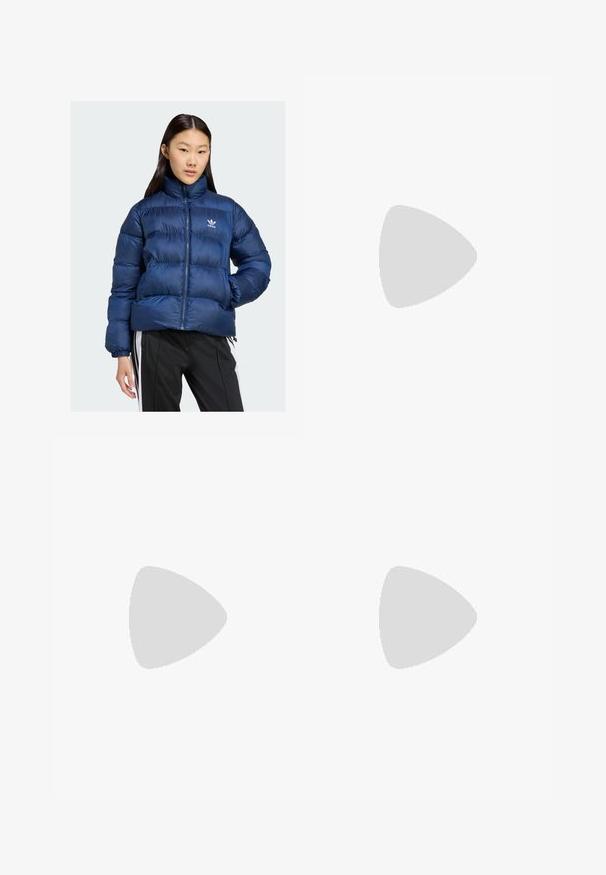 Casaco puffer azul marinho com gola alta, apresentando um fecho frontal e punhos elásticos, adornado com o logótipo da Adidas no peito.; T-shirt de algodão branco com um design gráfico apresentando um sol, palmeiras e água. "ADIDAS Sports Club" impresso em verde e amarelo.; Jeans à boca de sino feitos de denim azul, apresentando uma cintura alta, fecho com zíper e botão, e um design desbotado com detalhes de desgaste sutis.; Ténis brancos com riscas verde menta, sola de borracha e atacadores, emparelhados com meias em creme com nervuras. Colocados contra um fundo amarelo.