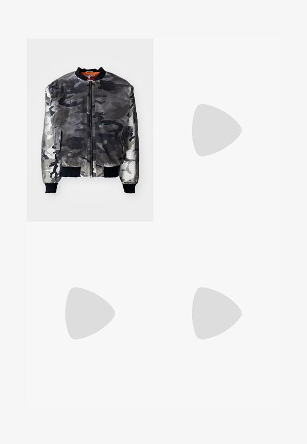 Chaqueta bomber de camuflaje en tonos grises, con cremallera frontal, puños acanalados y un forro en un brillante color naranja. Incluye bolsillos laterales.; Camiseta de algodón blanca de manga corta, con un pequeño logotipo negro "Lee" bordado en el lado izquierdo del pecho. Diseño simple y clásico.; Pantalones de chándal grises con un acabado texturizado, que presentan un degradado oscuro en la parte inferior, cintura elástica y corte ancho.; Botín de ante marrón claro con collar acolchado negro, ojales de metal dorado, detalles de costura blanca y suela de goma resistente con tacos pronunciados.; Gafas de sol con un elegante marco de plástico plateado, lentes oscurecidos y forma curvada. Presentan acentos audaces y un diseño ligero.