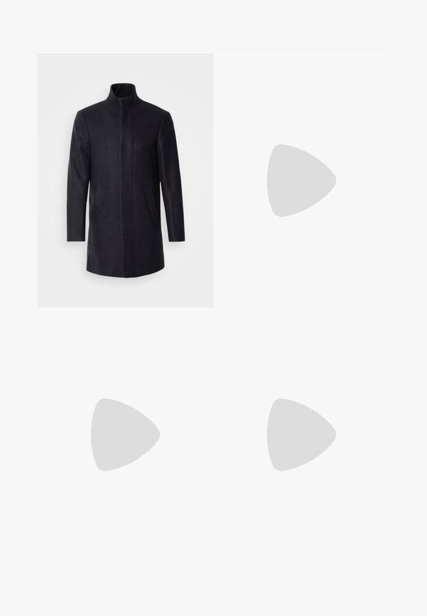 Isaac Dewhirst NEW COMFORT FUNNEL NECK COAT - Kort kåpe / frakk - navy; Svart genser med høy hals laget av mykt materiale, med lange ermer og en tettsittende passform. Ribbestrikket kant nederst og ved ermene. Enkelt design.; Brune, avsmalnede joggebukser med elastisk midje og snøring. Myk, glatt tekstur, med sidelommer og et enkelt design.; Svart lær snøre sko med rund tå, glatt tekstur, minimal søm, og lav gummihæl. Logo på hælen.