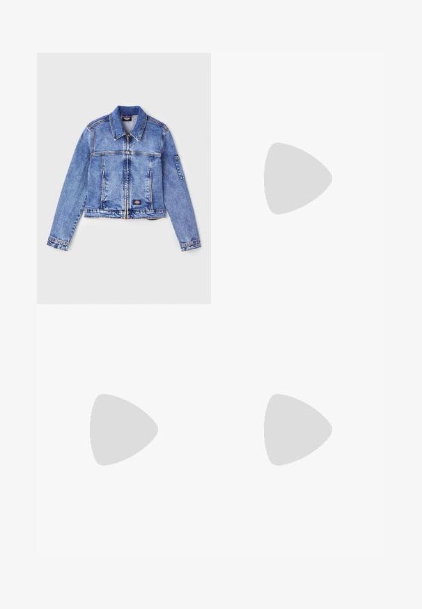 Lyseblå denimjakke med krage, glidelås lukking, to frontlommer og et logo merke. Har lange ermer og sømdetaljer.; Svart langermet crop topp laget av bomull. Har en fargerik grafikk av en slange og en nøkkel på forsiden. Enkel design med rund hals.; Lysblå jeans, løs passform, denimbomull, fem-lomme design, knappelukking, rette bein, synlig søm, ingen mønstre eller dekor.; Tan vanntette ankelstøvler med en solid gummisåle, rund tå, brun lærkrage, gule snøresystemer og en logo på siden.