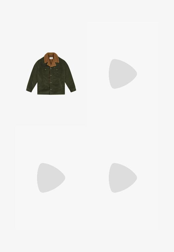Veste en velours côtelé vert avec un col en sherpa marron, fermetures à boutons et deux poches poitrine. Tissu texturé et design décontracté.; T-shirt blanc à manches courtes en coton, présentant un design graphique noir sur la zone gauche de la poitrine avec le mot "Fresh".; Jean noir à jambes droites avec des coutures oranges, design à cinq poches, passants de ceinture, et fermeture par bouton et zip à l'avant.; Loafer en cuir marron avec des surpiqûres décoratives et une texture au niveau de la pointe. La semelle présente un design robuste, offrant adhérence et durabilité.