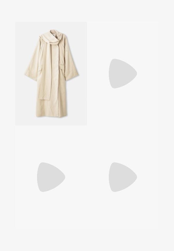 Beżowy szlafrok o swobodnym kroju i szerokich rękawach. Wykonany z lekkiego materiału, z dużym kołnierzem i dwiema przednimi kieszeniami.; Czarna sukienka na jedno ramię z miękkiego materiału. Posiada pasek w talii i boczne rozcięcie, z metalicznym akcentem na ramieniu. Długość do ziemi.; Czarne skórzane czółenka typu slingback z wąskim noskiem, minimalistyczny design, cienki pasek wokół kostki i elegancka szpilka. Gładka tekstura.; Ciemnobrązowa skórzana torba na ramię o zakrzywionym kształcie, z regulowanym paskiem i subtelnym złotym logo. Gładka faktura z minimalnymi akcentami.