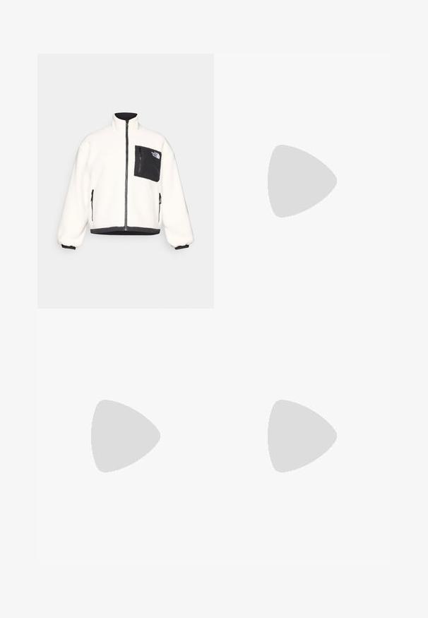 Giacca in fleece bianca con colletto alto, zip frontale e tasca sul petto con zip nera. Presenta polsini a coste e un fondo nero.; Maglietta a maniche corte in cotone azzurro chiaro con colletto rotondo e piccolo logo Carhartt giallo e rosso sul lato sinistro del petto.; Pantaloni cargo a gamba larga blu navy in un robusto tessuto di cotone, con tasche laterali e chiusura con bottone in vita.; Sneaker in suede bianco con swoosh Nike giallo, dotate di punta perforata, lacci bianchi e suola spessa bianca, abbinate a pantaloni in denim scuro.
