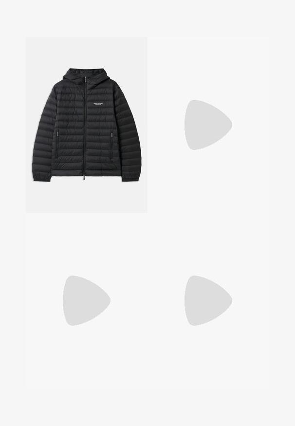 Juodasis paminkštintas švarkas su gobtuvu, priekiniais užtrauktukais ir dviem šoniniais kišenėmis. Kairėje krūtinės pusėje yra logotipas, o dizainas yra tekstūruotas, siuvinėtas.; Šviesiai mėlyna ilga rankovė mygtukų marškiniai, pagaminti iš audinio. Savybės: smailus apykaklė, priekyje mygtukai ir minimalus logotipas ant krūtinės.; Platus blaujos džinsai, pagaminti iš dėvėtos džinsinio audinio. Sukurtas su penkiomis kišenėmis, priekiniais sagčių uždarymu ir tiesiu kirpimu.; Juodos odinės loafers, turinčios lygų paviršių, apvalią noselę ir dekoratyvinę juostą per priekinę dalį. Žemas krentantis kulnas, minimalistinis dizainas.