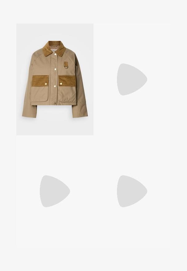 Veste tan avec col en velours côtelé et poches. Comprend des boutons en laiton et un détail en boucle. Texture lisse avec des accents de tissu contrastants.; T-shirt blanc à manches longues présentant un graphique d'une personne promenant trois chiens, avec "Barbour" imprimé en noir au-dessus.; Shorts en denim bleu clair taille haute, avec un ourlet effiloché, deux poches avant et un design classique à cinq poches.; Pumps à talons hauts en daim beige avec un bout pointu et un talon large. Le matériau a une texture douce avec une finition lisse.