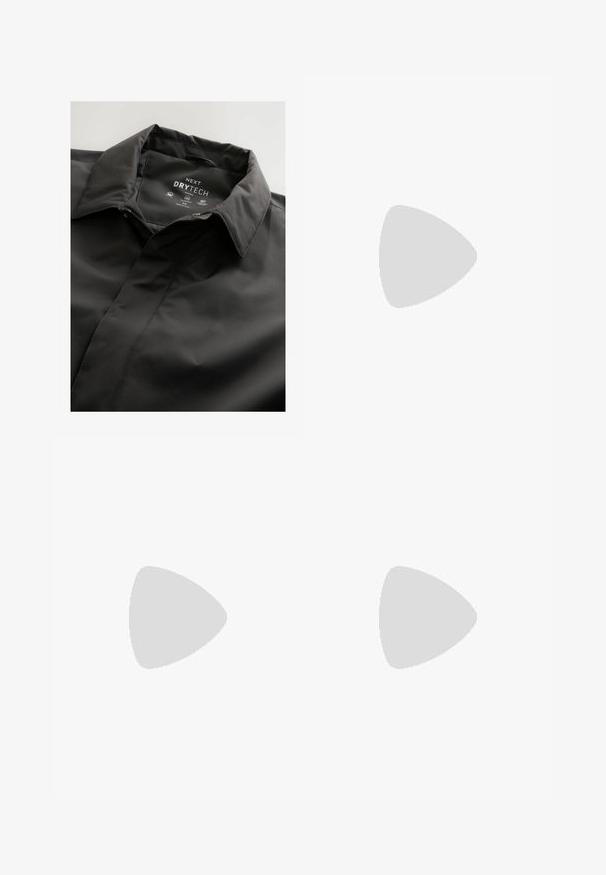 Giacca nera con colletto strutturato, realizzata in materiale liscio e resistente all'acqua. Presenta una chiusura con zip e un'etichetta "Next Drytech."; T-shirt nero a maniche corte realizzato in tessuto a costine, con collo a giro e una silhouette semplice e squadrata.; Pantaloni cargo neri realizzati in tessuto leggero; presentano due tasche laterali e due tasche a patta; design dritto con una vestibilità ampia.; Pier One UNISEX - Sneakers basse - black