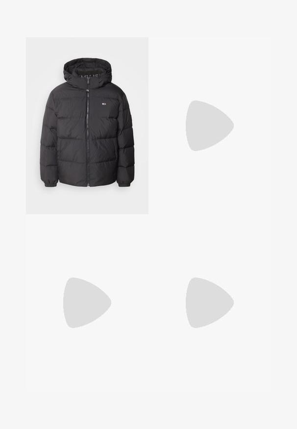 Črna puff jakna s kapuco, ki vsebuje prešite dele, sprednji zadrgo in emblem na prsih. Gladek, lahek material.; Bela majica s dolgimi rokavi iz bombaža, okroglim izrezom in črnim Nike logotipom na levem prsnem delu. Mehka tekstura z rebrastimi manšetami.; Črne bombažne hlače slim fit kroja, z zapiranjem na gumb, z luknjami za pas in stranskimi žepi. Gladka tekstura, brez vidnih vzorcev.; Temnozeleni semišni športni copat z črnimi detajli in zlatim logotipom, nizka zasnova, zapiranje na vezalke, lahka podplata, prikazano na teksturirani ploščici.