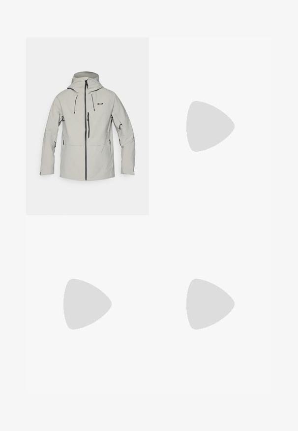 Veste imperméable gris clair avec capuche, fermeture éclair avant, deux poches latérales et cordons de serrage réglables ; texture lisse et design minimal.; Haut à manches longues gris clair avec un col rond, des poignets élastiques et une poche plaquée texturée avec fermeture éclair sur le devant.; Pantalons cargo gris foncé avec une texture lisse, comportant des poches avant et une poche latérale ; taille sécurisée avec une fermeture à bouton.; Chaussure de course sur sentier blanche avec une tige en maille respirante, des accents beiges, une semelle en caoutchouc texturé et un logo 'Salomon' sur le côté.