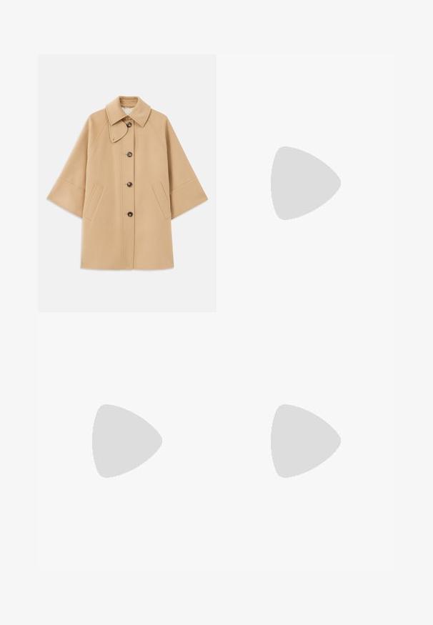 Beige Wollmischungsjacke mit klassischem Kragen, durchgehender Knopfleiste und Seitentaschen; verfügt über Raglanärmel und ein sauberes, strukturiertes Design.; Satin-Camisole in hellem Taupe mit einem drapierten Ausschnitt, dünnen verstellbaren Trägern und diagonalen Nahtdetails. Markenlabel in Rot auf der Rückseite.; Dunkelblaue Nadelstreifenhosen mit hoher Taille, weit geschnittenem Bein und ohne sichtbare Beschläge oder Verzierungen. Glatte Textur und taillierte Passform.; Schwarze Leder-Pumps mit spitzem Zehenbereich und runder, ballförmiger Ferse. Glatte Textur mit einem eleganten, minimalistischen Design.