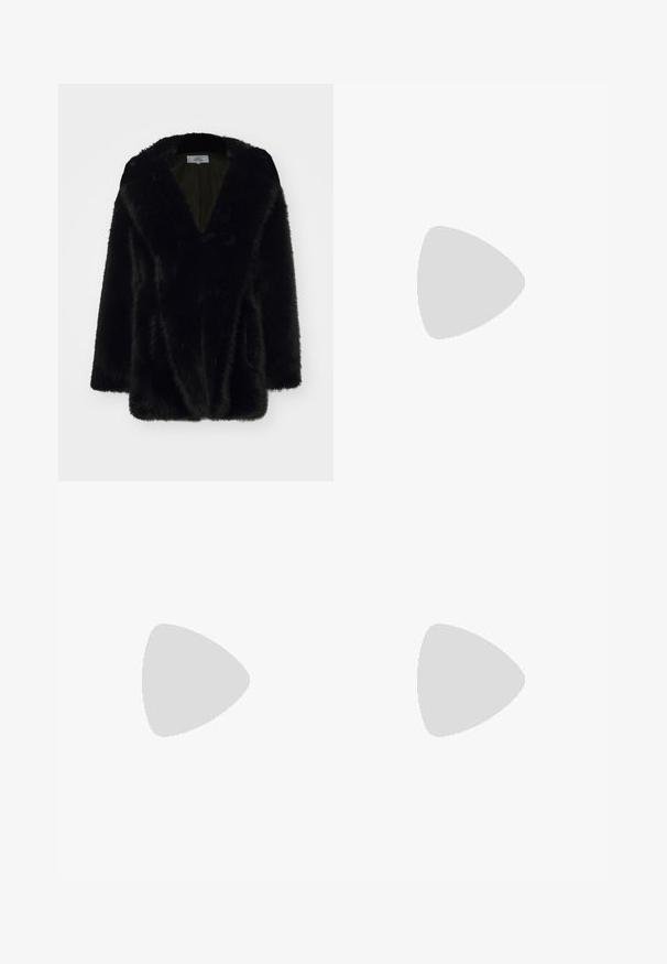 Hotel Mahfouf - Płaszcz zimowy; Carne Bollente UNISEX biały; Jaded London - Szorty; Wojas - Kozaki sznurowane; MARC JACOBS MARC  czarny