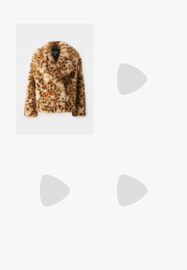 Chaqueta de piel sintética de estampado de leopardo con cuello con muescas, frente de doble botonadura y forma ligeramente recortada. Textura suave con tonos marrones variados.; Jersey de lana en color blanco roto con cuello redondo, hombros caídos y dobladillo cortado. Textura suave con un ajuste holgado.; Falda de piel sintética beige con un patrón de piel de serpiente texturizado y brillante; presenta un diseño envolvente y una abertura lateral para un detalle adicional.; Botín negro de cuero hasta el tobillo con un acento crema en la parte superior, puntera puntiaguda y un tacón alto con detalles en plata. Textura suave sin patrones visibles.