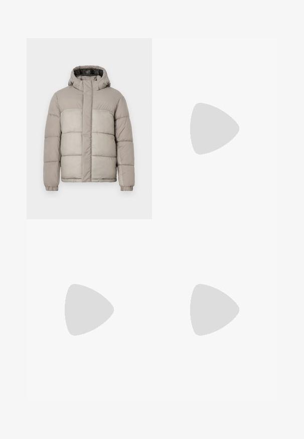 Casaco puffer em cinza claro com capuz, apresenta um design acolchoado, fecho frontal com zíper e punhos elásticos, feito de um tecido suave e texturizado.; Camisa branca de manga longa abotoada feita de algodão. Apresenta um colarinho pontudo e seis botões na frente. Textura suave, ajuste regular.; Calças cinzas ajustadas, feitas de tecido texturizado, com design de perna reta, pregas frontais e uma cintura standard com passantes para cinto.; Mocassim em camurça cinza com ponta arredondada, detalhes costurados e sola de borracha plana. O sapato apresenta uma textura lisa e uma faixa destacada na parte frontal.