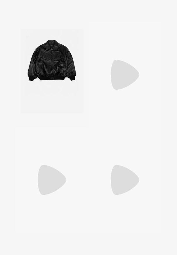 Zwarte leren bomberjack met een ritssluiting aan de voorkant, geribbelde manchetten en onderkant, met reliëfletters op de borst en zijzakken.; Zwarte katoenen t-shirt met korte mouwen en een ronde hals. De stof heeft een gladde textuur en een eenvoudig, effen ontwerp.; Grijze op maat gemaakte shorts van soepel stof, voorzien van plooien, een knoopsluiting en een strakke tailleband voor een gestructureerde pasvorm.; Zwarte leren loafers met een gladde afwerking, ronde neus en decoratieve stiksels op de wreef. Lage gestapelde hak en een lichte glans.