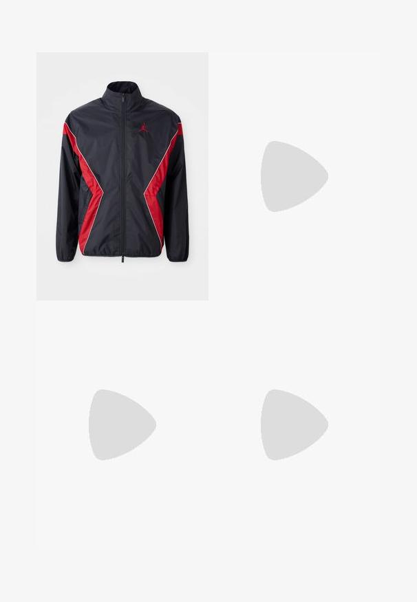 Černá a červená nylonová větrovka s vysokým límcem, předním zipem a bočními kapsami; obsahuje ostré bloky barev a detail loga.; Tři bílé žebrované tílka vyrobené z bavlny. Mají kulatý výstřih a malé černé štítky poblíž lemu. Dostupné v několika velikostech.; Šedé Nike tepláky s elastickým pasem na šňůrku, zúženými nohavicemi, bočními kapsami a charakteristickým švem. Měkká, strukturovaná tkanina.; Bílé a červené basketbalové boty s černými akcenty, doplněné o vzorované černobílé šortky. Na sobě černá mikina, v tělocvičně.