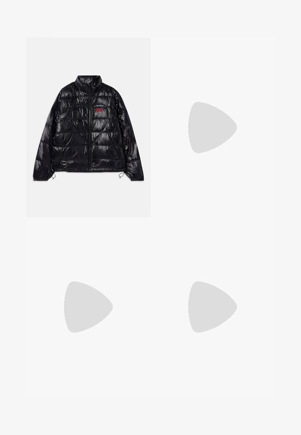 Mustra musta puffer jakk, millel on läikiv viimistlus, õmmeldud muster, kõrge krae, keskmine tõmblukk, elastsed varrukaotsad ning väike punane logo rinnal.; Mustakarva T-särk lühikeste varrukatega, millel on geomeetriline "MK" logo valge ja halli värviga. Ümar kaelus ja mugav lõige.; Heledad sinine teksapüksid, millel on lõtv istuvus, esiküljel kaks kulumislaiku fraktsioneeritud servadega ja tuhmunud pesu.; Mustad nahast loafers ümarate varvastega, millel on kuldne riistvaraline aksessuaar ja tikandite detail, paigutatud madalale, tekstureeritud kummist tallale.