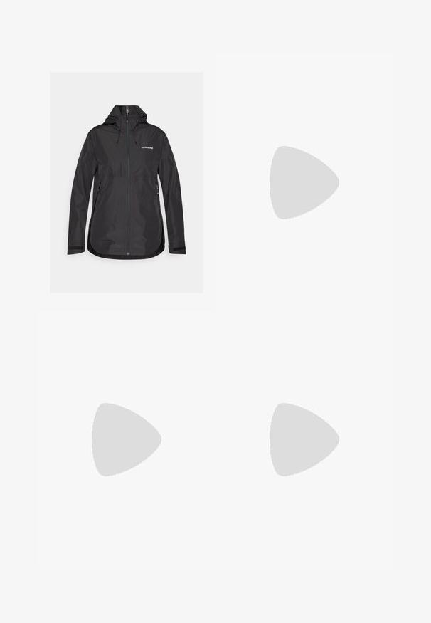 Zwarte waterdichte jas met een hoge kraag, verstelbare trekkoorden, een rits aan de voorkant en zijzakken. Voorzien van een subtiele merklogo op de borst.; Zwart t-shirt met korte mouwen, gemaakt van gladde katoen, met een ronde hals en een subtiele reliëflogo op de linkerkant.; Zwarte leggings van rekbaar materiaal met een hoge tailleband, zijzakken en een klein bruin logo op de linker bovenbeen.; Zwarte sportieve schoen met een bovenwerk van mesh, een gewatteerde witte tussenzool en het opvallende HOKA-logo aan de zijkant. Minimalistisch ontwerp en afgeronde vorm.