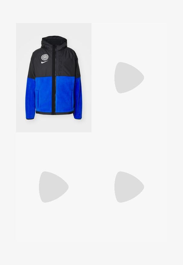 Zwart en blauwe capuchonjas gemaakt van contrasterende materialen; heeft een fleece ondergedeelte, ritssluiting aan de voorkant en logo's op de borst.; Zwart langarm t-shirt van katoen, met een ronde halslijn en rechte snit, voorzien van een klein logo detail op de mouw.; Lichtblauwe denim jeans met een recht model, vijf pocket-stijl en een hoge taille. Minimaal vervaging en geen zichtbare versieringen.; Zwarte lederen sneaker met een textuur oppervlak, witte Nike swoosh, grijze zool, ronde neus en vetersluiting. Bevat perforaties op de neus.