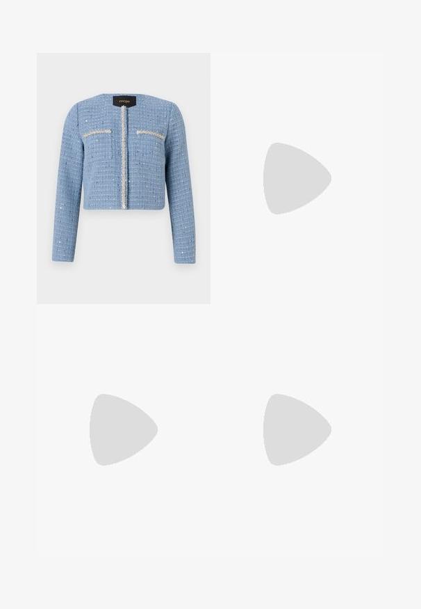 Kurze Jacke aus blauer Tweed mit langen Ärmeln, Reißverschluss vorn, zwei Brusttaschen und verzierten Details entlang der Öffnung und Taschen.; Schwarze Paillettenjacke mit rundem Ausschnitt, langen Ärmeln, zwei vorderen Taschen, verziert mit silberfarbenen Verzierungen und Knopfverschlüssen.; Weißes kurzärmliges T-Shirt aus geripptem Stoff. Runder Halsausschnitt, normale Passform und dezente Nähte. Keine Muster oder Grafiken.; Blaue gewebte Rock mit einer strukturierten Oberfläche, ausgestattet mit zwei Vordertaschen und silbernem Besatz entlang der Mitte und der Taschenkanten.; Schwarze Leder-Ballettschuhe mit abgerundeter Spitze, glatter Textur, minimalen Nähdetails und einem flexiblen Sohlen-Design.