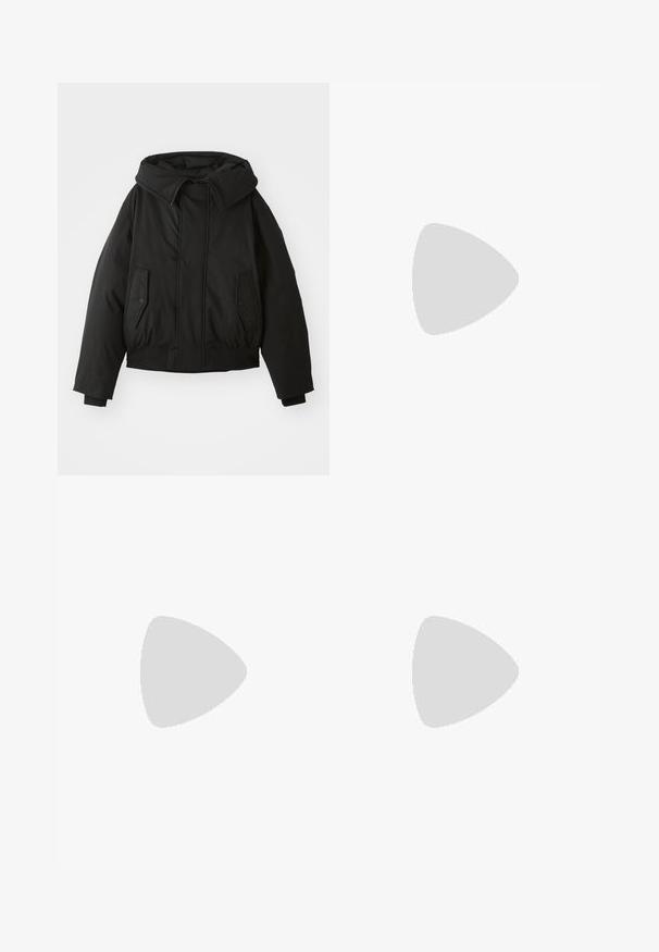 Zwarte gewatteerde jas met een hoge kraag, ritssluiting, dubbele zijzakken, elastische manchetten en een cropped zoom. Gladde, matte textuur.; Zwarte katoenen T-shirt met korte mouwen, ronde hals en een klein merkembleem op de borst. Gladde textuur, klassieke pasvorm.; Zwarte rechte jeans met gele stiksels, vijf zakken, knoopsluiting en een klein rood etiket op de rechter voorzak.; Zwarte canvas sneakers met witte "OBSESSED2" tekst, crème rubberen zool, platte veters en een achterste lus. Zijkant weergave weergegeven.