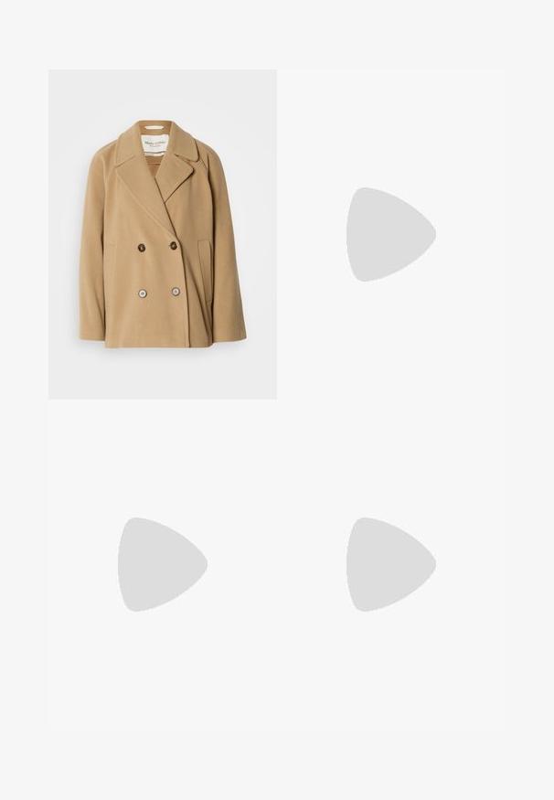 Manteau croisé de couleur brun clair, fabriqué en laine douce, avec de grands revers, deux poches à l'avant et des boutons contrastants.; T-shirt blanc à manches courtes en coton doux. Présente un col rond et une coupe décontractée. Design épuré sans motifs ni accents visibles.; Jean skinny bleu clair en denim, présentant un design classique à cinq poches, une taille mi-haute et un délavage subtil le long des jambes.; Ballerines slingback rose pâle avec un bout pointu, fabriquées en un matériau semblable au cuir lisse. Présentent des découpes sur les côtés et un talon plat.