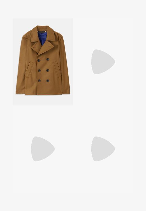 Brūns vilnas peacoat ar divkāršu pogu aizdari, lieliem apkaklītes galiem un melnām pogām. Iespējas sānu kabatas un zilu iekšējo oderi.; Balta polo krekls ar zilu akcentu ap apkakli un pogu rindu, kas ir ar īsām piedurknēm un klasisku pogu aizdari.; Tiger of Sweden TREYTON - Auduma bikses - dark ink; Baltās zemas kedas ar faktūru ādas virsu, krēmkrāsas rievojamu zoli un brūnu pacēlumu uz papēža. Iekļauj baltas auklas un logo detaļu uz papēža.