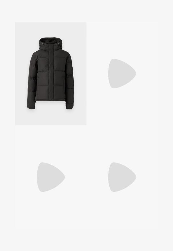 Must must jumpparkas, millel on lukuga esiosa, kapuuts ja soonikkoes järjekorrad; sisaldab isoleerimiseks tikitud sektsioone ja logotaskut varrukal.; Valge puuvillane T-särk, millel on ümmargune kaelus ja lühikesed varrukad. Esiosas on väike must silt tekstiga ja ristkülikukujuline kujundus.; Tumed sinise denimist teksapüksid otse jala disainiga, millel on pleekinud pesu, viis taskut ja nähtav niiditöö detailide nagu õmblused.; Must musta laia suuga king, millel on sile ülemine osa, õmmeldud detailid, ümmargune nina ja madal kummist konts. Tallal on minimaalne mustr.