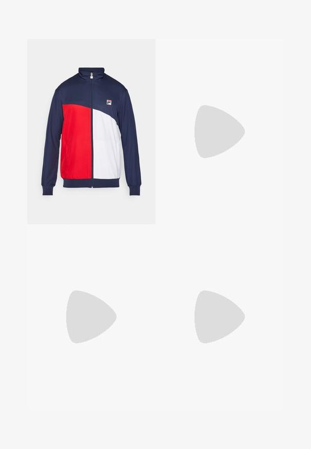 Rot, weiß und marineblaue Zip-Jacke mit hohem Kragen, elastischen Bündchen und seitlichen Taschen; verfügt über ein Logo-Patch auf der Brust.; Kurzarm-T-Shirt mit Marineblau-, Rot- und Weißfarbblöcken, Rundhalsausschnitt und kleinem Logo auf der Brust. Hergestellt aus strukturiertem Stoff.; Hellblaue Jeans aus Denim mit geradem Schnitt, sichtbaren Nähten, fünf Taschen-Design und einem Knopfverschluss an der Taille.; Weiße Sportschuhe mit marineblauen Akzenten, strukturiertem Obermaterial, abgerundeter Zehenpartie und gestreiftem Design; ausgestattet mit Fila-Logo und Gummisohle.