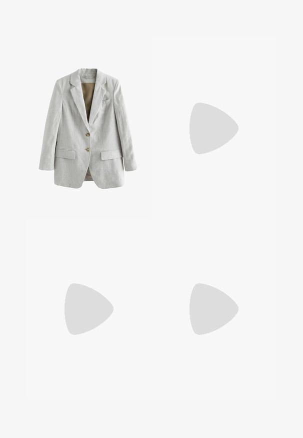 Next Krátký kabát - grey; Krémová blůza s dekorativním vyšívaným límcem s volánky, zapínáním na knoflíky a textilním materiálem se zvýrazněnými tečkami a sklady.; Bílá vícevrstvá sukně vyrobená z lehké tkaniny, s volány na každé vrstvě a elastickým pasem se šňůrkou na zavazování.; Černé skluzné sandály s tenkými, křížícími se pásky. Mají malý, zužující se podpatek a zlatý akcent na pásku. Hladká textura.; Černé sluneční brýle ve tvaru kočičích očí s tmavými skly, matným povrchem a výrazným bílým logem "LACOSTE" na stranici.