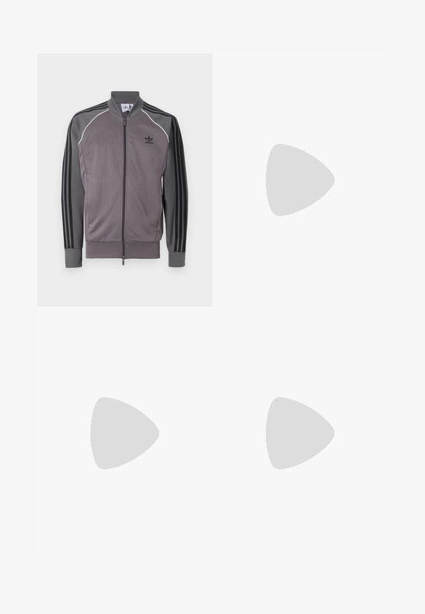 Hallidehallid hall spordijakk, mis on varustatud lukuga esiküljel, musta kolme triibuga disainiga varrukatel, ribidega mansetid ja krae. Omab valget äärist õmbluste ääres.; Kolm valget ribaga t-särki, mis on valmistatud puuvillast. Omavad ümmargust kaelanõhku ja väikseid musti silte hemme lähedal. Saadaval erinevates suurustes.; Mustad mustasport püksid elastse vöökoha ja sileda kangaga, millel on tagasihoidlik külgõmblus ning lõdvestatud lõige, sirge jala disain.; adidas Originals SAMBA OG - Tossud - core black/grey six