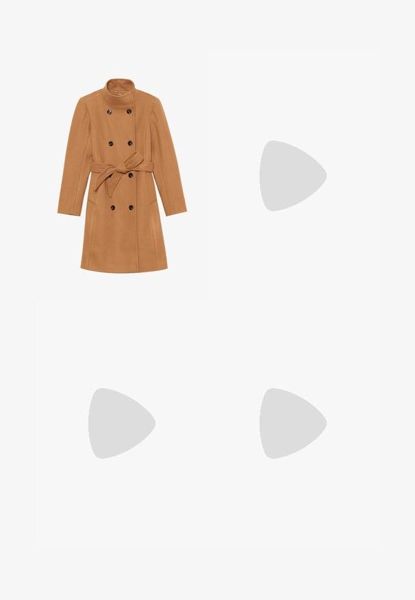 Abrigo de mezcla de lana color camel con cuello alto, diseño de doble botonadura, botones negros y cinturón con lazo. Cuenta con bolsillos laterales.; Suéter tejido en blanco y negro con un cuello alto, patrón de diamantes en el yugo y puños y dobladillo acanalados. Textura suave.; Pantalones acampanados beige de cintura alta, confeccionados en tejido de algodón. Cuentan con bolsillos delanteros y traseros, pasadores para cinturón y un solo botón plateado.; Botas de tobillo negras, acolchadas, con una parte superior texturizada y suela gruesa y acolchada. El diseño presenta un lazo de gancho en la parte trasera y se combina con jeans de mezclilla grises.