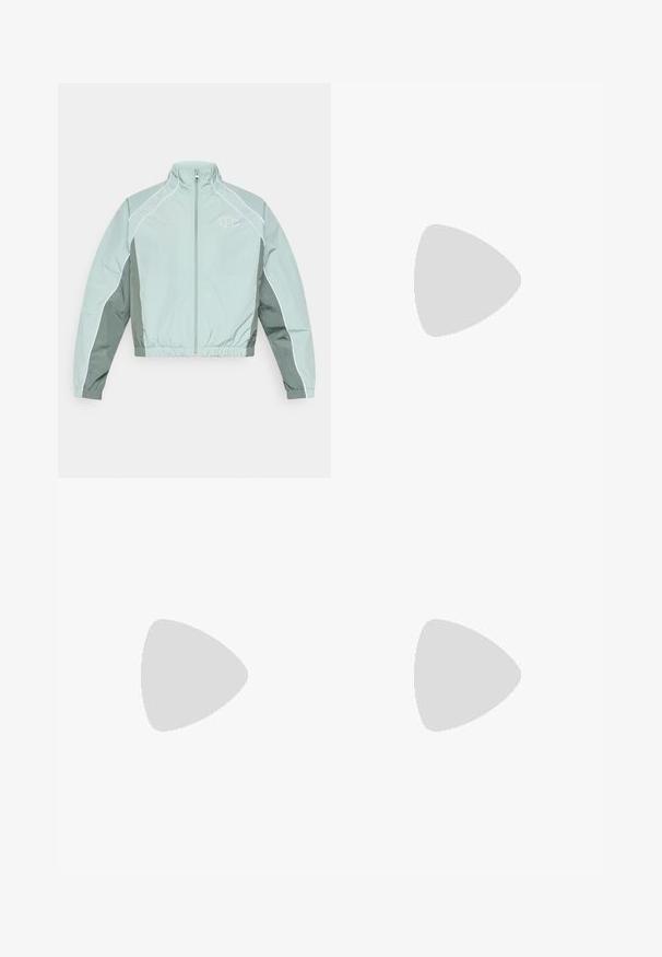 Lichtgroene windbreaker jas met ritssluiting, witte biezen, elastische tailleband en een klein logo op de borst. Gladde, glanzende textuur.; Donkergroene sporttanktop van gladde stof. Heeft een ronde hals en uitsnijdingen op de schouders. "BORG" logo aan de voorkant.; Zwarte leggings van gladde, rekbare stof. Voorzien van een hoge tailleband en een aansluitende pasvorm met een rechte snit tot de enkels.; Zwarte sportbeha, felgele shorts met een elastische tailleband, zwarte sportschoenen en polsbanden, staande naast kettlebells.