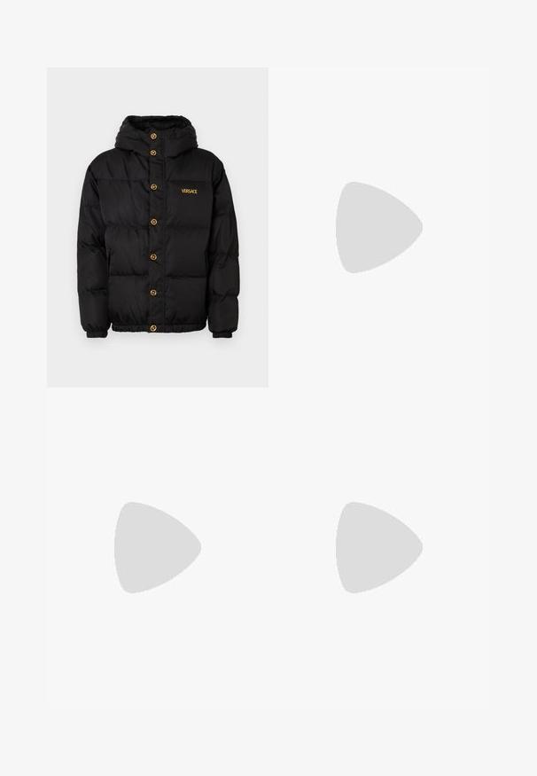 Mustmustakk musta kapuutsiga, millel on kuldsed nupud ja kuldne "VERSACE" logo. Textuuriga, isoleeritud materjal ja elastsed mansetid.; Must musta T-särk, millel on detailne valge graafiline disain keskel oleva medaliiniga, mille ülal on tekst "VERSACE" ja all "1978".; Mustad püksid peene lillelise žakaarmustriga, sirge lõikega ja sileda tekstuuriga. Omavad klassikalist vöökoht ja kohandatud istuvust.; Tumed pruun nahkking, millel on tekstuuriga vamp, helekreemjas kummitald ja kuldne aksessuaar. Bränding küljel.