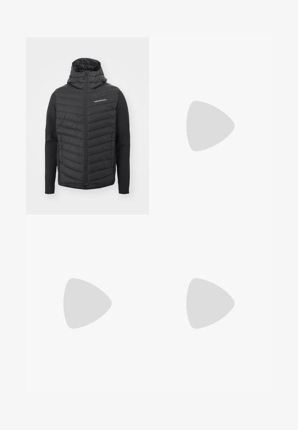 Melnā kapucēta jaka ar quilted priekšpusi un gludām piedurknēm, izgatavota no materiālu maisījuma. Logo augšējā kreisajā pusē.; Melna T-kreklu, izgatavota no gludas auduma, ar apaļu kakla izgriezumu un īsām piedurknēm. Discreta zīmola apdruka melnā krāsā uz krūšu daļas.; Tumši pelēki bikses, izgatavotas no gludas auduma. Tām ir elastīgs jostasvīrs, priekšējā pogu aizdare un nedaudz sašaurinātas kājas.; Baltas ādas sneakers ar gludu virsmu, apaļu pirkstu daļu, plakaniem šņorēm un teksturētu zoli. Satur diskrētu logotipu uz papēža.