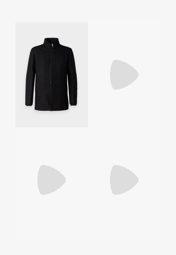 Svart frakk laget av stoff med en jevn tekstur. Har høy krage, frontknapper og sidelommer. Enkelt, strømlinjeformet design.; Svart langermet skjorte med knapping foran, to brystlommer og spiss krage. Laget av glatt stoff med matte overflate.; Sorte bukser laget av glatt stoff, med rette ben, to frontfoldninger og standard liv med beltehemper.; Sorte skinnsneakers med rund tå og hvit gummisåle. Har flate lisser og minimal søm på overdelen. Strukturert såle for grep.