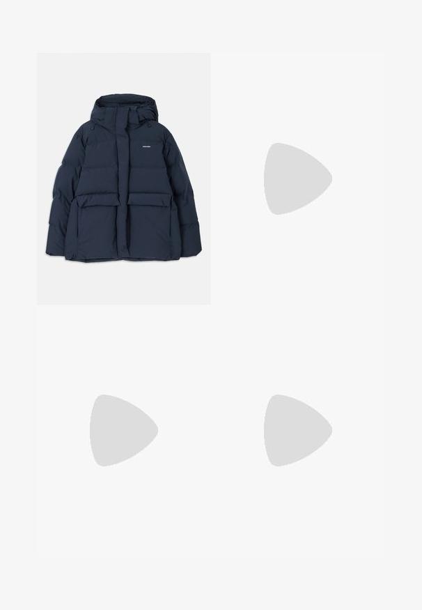 Marineblaue Steppjacke mit Kapuze, ausgestattet mit zwei Fronttaschen, einem Reißverschluss und strukturierten, gesteppte Abschnitten. Leichtes Design.; Ärmelloses graues Nadelstreifenkleid mit schwarzen Knöpfen auf der Vorderseite und einem weißen Rüschensaum vor einfarbigem Hintergrund.; Paul Smith TOPANGA - Klassischer Ballerina - black; Marineblaue Lederhandtasche mit zwei langen Griffen, einer Schnallen-Detailierung und einem daran befestigten Schlüsselanhänger. Besitzt eine glatte Textur und eine rechteckige Form.