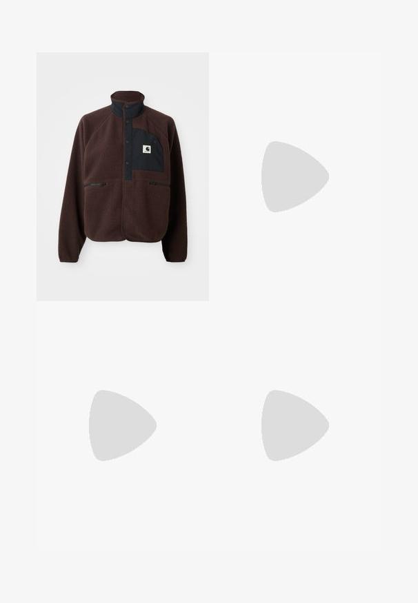 Casaco de fleece castanho escuro com colarinho alto, pala de botão preta, bolsos com zíper e um emblema preto no peito com logo branco.; T-shirt de algodão bege com um corte descontraído, gola redonda, mangas curtas e um pequeno patch de logotipo quadrado na área do lado esquerdo do peito.; Calças largas de tom castanho claro com um tecido texturizado, apresentando pregas frontais e um fecho com um único botão na cintura.; Sapatilha de camurça bege clara com sola de borracha, três riscas diagonais e uma biqueira texturizada. Apresenta o logótipo na língua e na lateral.