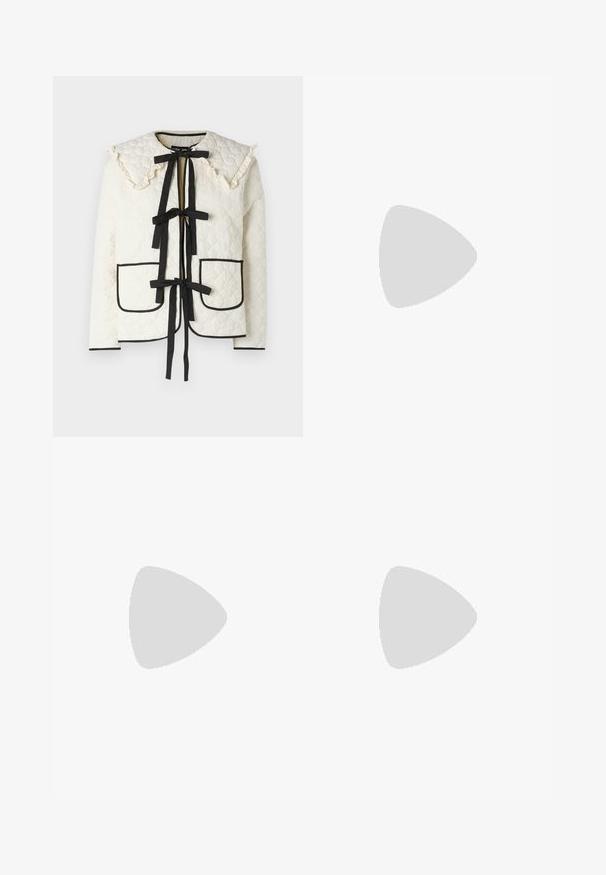 Kvadrātu raksta ivorijas krāsu jaka ar melnu apdari, ar ruffles apkakli, divām priekšējām kabatām un melniem sasiešanas auklām.; Īsām piedurknēm blūze ar melnu ziedu rakstu, balta loka aizdare un savilkta plecu daļa. Dekoratīvs viļņots apakšmalas dizains ar teksturētu audumu.; Gaiši zili, augstās vidukļa džinsi, kas izgatavoti no denima. Iespējas plašas kājas, divas plēstas ceļa daļas un klasiskā piecu kabatu dizains.; Balti augstie kanvas sporta apavi ar melnu gumijas zoli, priekšējo gumijas purngalu un sešām acīm lencēm, kuriem ir tīrs, minimālistisks dizains.