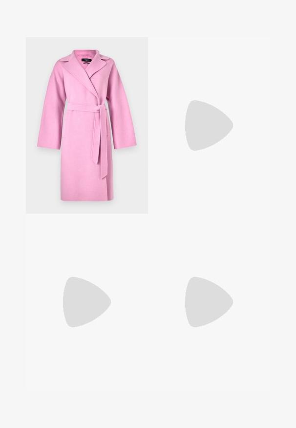 Abrigo envolvente de mezcla de lana rosa con mangas largas, cuello con muescas, cinturón en la cintura y dos bolsillos frontales. Textura suave y diseño hasta la rodilla.; Top negro de manga larga con cuello alto, hecho de tejido suave, que presenta un cuello con volantes y una silueta ajustada con bordes simples.; Tiger of Sweden NOORA  - Pantalones - black; Botas de cuero negras hasta el tobillo con punta afilada y tacón cuadrado, combinadas con pantalones plateados brillantes, mostrando texturas elegantes y colores contrastantes.