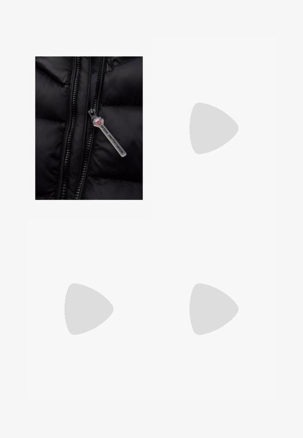 Zwarte pufferjack met een gladde, glanzende textuur, voorzien van een centrale rits en een merkritszakje met het label "anta performances."; Witte lange mouwen knopen overhemd, katoenen stof, klassieke kraag, rechte zoom, subtiele textuur aan de binnenkraag en parelachtige knopen.; Zwarte op maat gemaakte broeken met een rechte pasvorm, gemaakt van gladde stof. Beschikt over riemlussen en een plooi-detail aan de voorkant.; Zwarte leren instappers met een gladde afwerking, voorzien van een ronde neus en een smalle band over de bovenkant. Lage gestapelde hak.