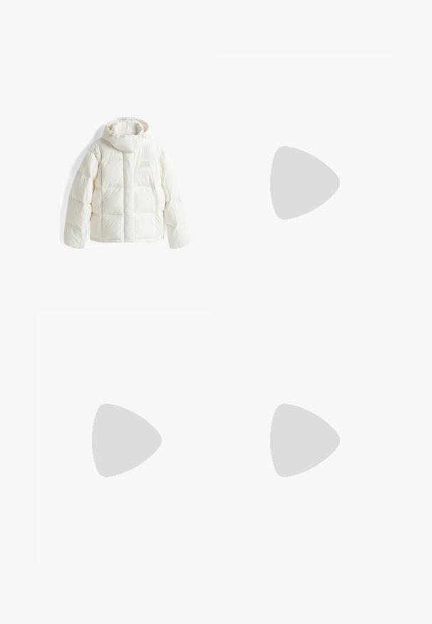 Jachetă puffer albă cu glugă, având secțiuni cusute, un fermoar frontal și un logo subtil pe piept. Material moale, izolat.; Tricou alb din bumbac cu mâneci scurte, guler rotund și o croială relaxată. Textură netedă, fără imprimeuri sau accente, design minimalist.; Jeans albi cu croială largă, realizate din denim. Prezintă o închidere cu buton, buzunare frontale și un finisaj curat, fără deteriorări sau modele vizibile.; Calvin Klein LOAFER - Pantofi slip-on - dark ecru