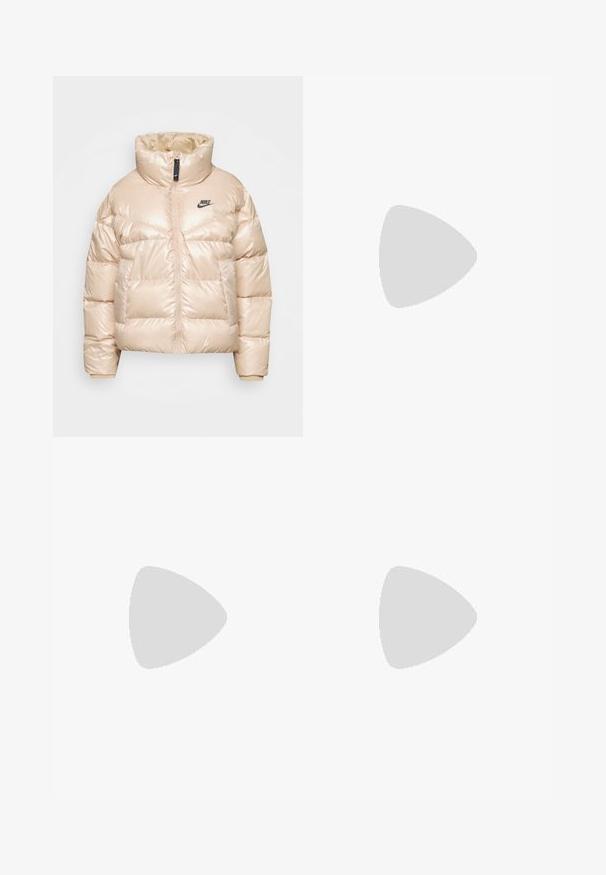Švarkas pūkų tipo šviesiai béžinės spalvos, pagamintas iš blizgaus medžiagos. Turi aukštą apykaklę, užtrauktuką ir juodą Nike logotipą krūtinėje.; Kreminės spalvos trumpa marškinė su aukštu kaklu, trumpomis rankovėmis ir apvaliu logotipu, kuriame parašyta "Dickies" mėlyna, raudona ir geltona spalvomis.; Balti džinsiniai cargo kelnės, turinčios laisvą siluetą, šonines kišenes ir matomus siuvimo detales. Paprastas priekinis dizainas su mygtuko uždarymu.; Balti sportbačiai su bordo akcentais, tekstūriniais paviršiais, plokščiomis juodomis pado dalimis ir šviesiomis raišteliais, dėvimi su baltais kulkšnų ponoškais.