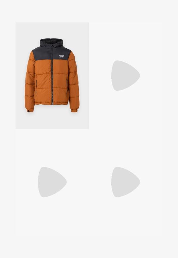 Φουσκωτό μπουφάν με μαύρο επάνω μέρος και πορτοκαλί κάτω μέρος, έρχεται με φερμουάρ μπροστά, ρυθμιζόμενη κουκούλα και λογότυπο Reebok στο στήθος.; Μακρυμάνικη πουκάμισο πόλο φτιαγμένο από μαύρο ύφασμα με λευκές οριζόντιες ρίγες, διαθέτοντας γιακά και μανσέτες με τρεις κουμπιά.; Μαύρο cargo παντελόνι με ίσια γραμμή, που διαθέτει δύο πλαϊνές τσέπες, κλείσιμο με κουμπί και υφή υφάσματος.; Μαύρο καμβαδέ παπούτσι με λευκές λεπτομέρειες, διαθέτοντας στρογγυλή μύτη, σχέδιο με κορδόνια και καουτσούκ σόλα. Ορατό λογότυπο στο πλάι και λεπτομέρειες ραφής.