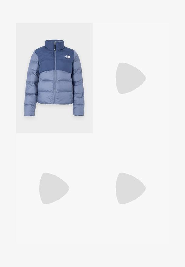 Casaco tipo puffer em azul escuro e claro, com fecho éclair na frente e o logótipo da The North Face no peito, projetado para clima frio.; T-shirt de algodão de manga curta azul claro com decote redondo e pequeno logótipo da Carhartt em amarelo e vermelho no lado esquerdo do peito.; Calças largas pretas feitas de algodão, com uma cintura alta, fecho frontal por botão e bolsos laterais para funcionalidade.; Ténis Nike turquesa com detalhes em branco, feitos de tecido liso e camurça, com um design retro e sola texturizada.