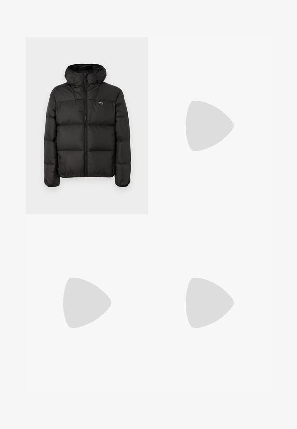 Melnā pūkainā jaka ar kapuci, ar rāvējslēdzēju, kviltotā dizainā un nelielu zaļu logotipu kreisajā krūšu pusē. Gluda, polsterēta tekstūra.; Melna T-krekls ar lielu abstraktu gaiši pelēku grafiku uz priekšpuses. Īsas piedurknes un klasiska noapaļota apkakle. Kokvilnas materiāls.; Melnas pielāgotas bikses ar taisnu kāju dizainu, izgatavotas no gludas auduma. Iespējas ietver plakanu priekšpusi un vidēja augstuma jostas vietu.; Melnas kedas ar gludu ādas apdari, ar strukturētu gumijas zoli, baltu vidusdaļu un zaļu izšūtu logo sānos.