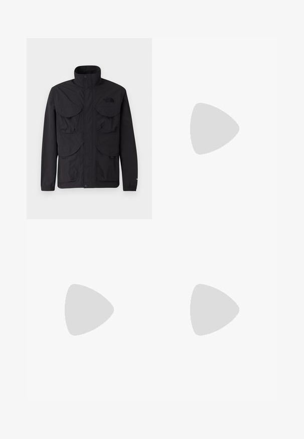 Giacca nera realizzata in tessuto leggero, con colletto alto, quattro tasche frontali e chiusure a scatto. Accentuata da un logo sul petto.; T-shirt grigio a maniche corte realizzato in tessuto liscio e leggero. Presenta un collo a giro e un logo nero discreto sul lato sinistro del petto.; Pantaloni cargo neri con una vestibilità dritta, dotati di tasche laterali, chiusura con bottone e polsini elastici alle caviglie. Realizzati in tessuto resistente.; Scarpe sportive nere con una tomaia in rete strutturata, dettagli in teal e una suola verde flessibile con un motivo a zigzag. Lacci e punta rinforzata.