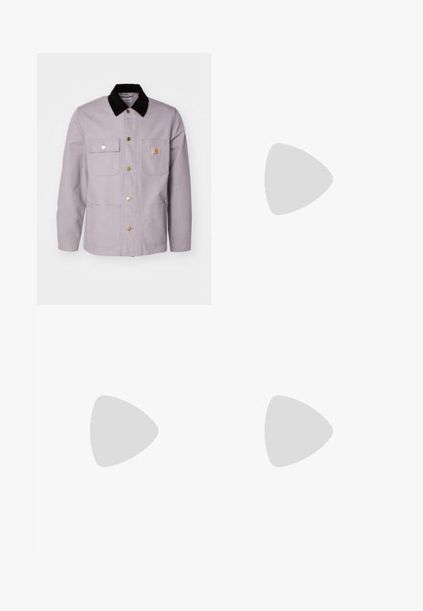 Veste en coton gris clair avec un col en velours côtelé noir, deux poches avant et des boutons en laiton. Présente un écusson logo sur la poche poitrine.; Trois t-shirts en coton blanc uni à manches courtes. Chaque t-shirt présente un col rond et une petite étiquette de logo noire sur le côté gauche.; Pantalons violet clair avec une coupe droite, comportant deux poches avant et des coutures décoratives. Conçus en tissu en coton durable.; Baskets Nike Air Jordan 1 en cuir blanc et gris, avec un logo noir, un bout perforé et des lacets plats gris.