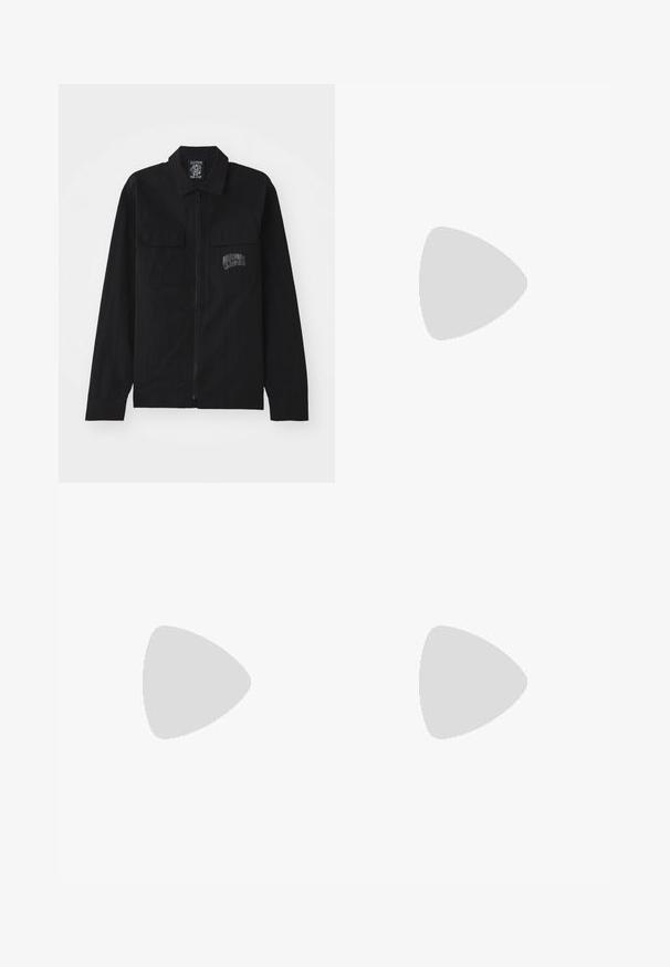 Billionaire Boys Club ARCH LOGO - Poletna jakna - black; Črna bombažna majica s kratkimi rokavi in kroоровim ovratnikom. Ima majhen modri logotip na levem prsnem delu. Preprost, ravno krojen dizajn.; Rjavi hlače s elastičnim pasom, ki imajo črne stranske panele in žepke. Material je videti lahek z gladko teksturo.; Črni semiš teniški copati z vezalkami in kontrastnim belim gumijastim podplatom. Imajo teksturirane stranske panele in subtilno oznako na peti.