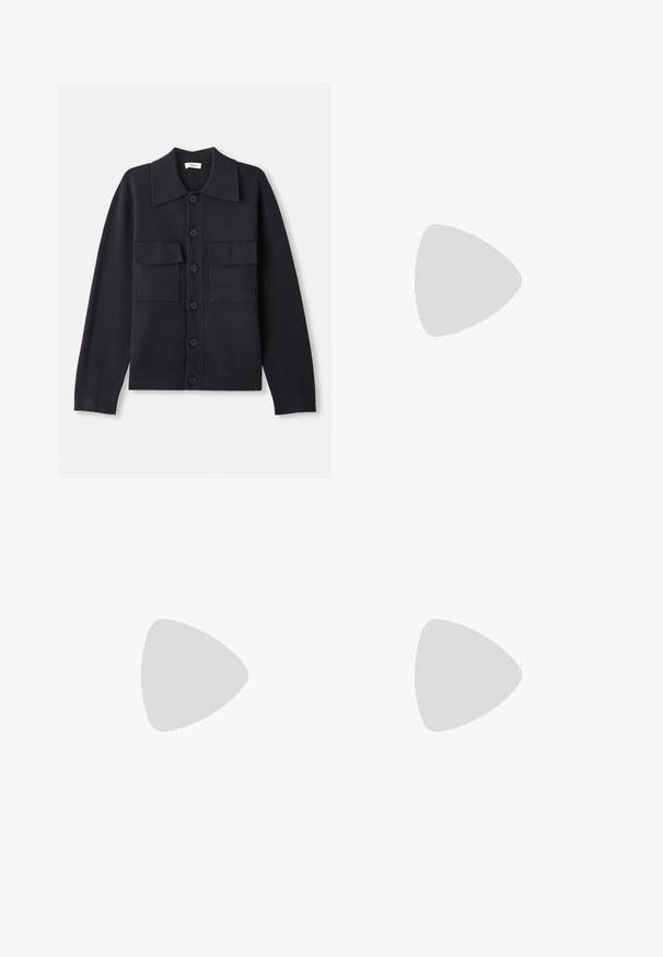 Laivastonsininen neulecardigan, jossa on kaulus, pitkät hihat, kaksi rintataskua ja nappisuljenta. Sujuva pinta ja hyvin istuva malli.; Musta lyhythihainen T-paita, jossa on punainen tyylitelty "Marni" -teksti rinnassa, pyöreä kaula-aukko ja rento malli.; Tummansiniset suorat farkut, joissa on edessä nappi, vetoketju, tuplakoteloita ja näkyvät pystysaumat lahkeissa.; Mustat nahkakengät, joissa on kiiltävä pinta, pyöreä kärki, huomaamaton ompelu ja paksu kumipohja kestävyyttä varten.