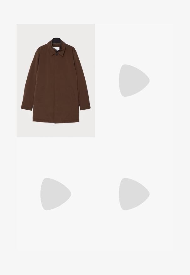 Brun yderjakke med lige snit, spids krave, to sidelommer og enkelt knaplukning. Glat stofstruktur.; Olivengrønt kortærmet polo-shirt med krave og struktureret stof. Har en V-formet åbning og en afslappet pasform.; Brune, strækstofbukser med slim fit. Indgår en glat talje, bæltestropper og to forlommer.; Lys beige lædersneakers med flade snørebånd, en tekstureret overflade og en kontrasterende cremelilla gummisål, båret med sorte tapered bukser.